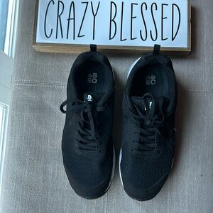 ABEO WOMANS TENNIS SHOES LIKE NEW SIZE 8 1/2 too big for me cleaning my closet